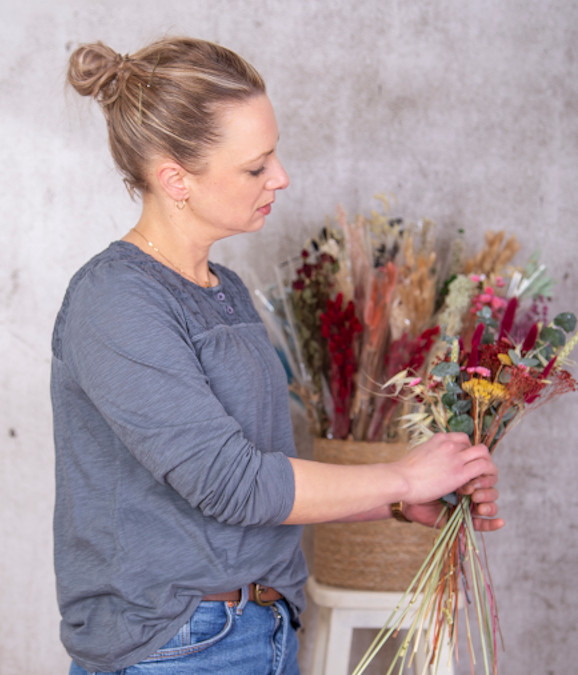 Imagen de Ángela Garrote con un ramo de flores secas o preservadas